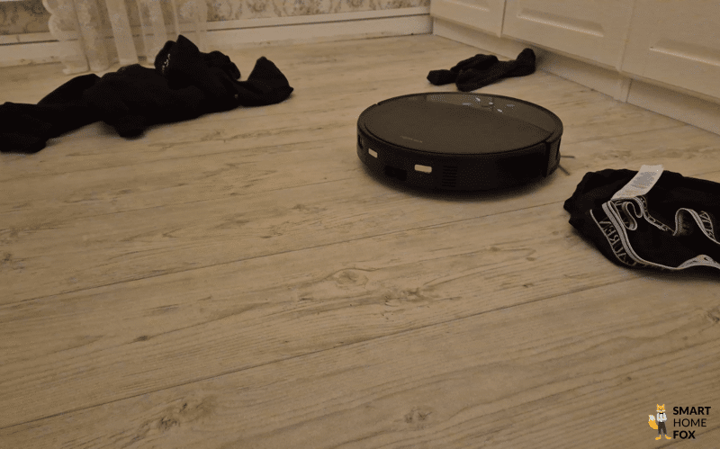 Der Roborock Saros 10R navigiert im Test um Hindernisse.